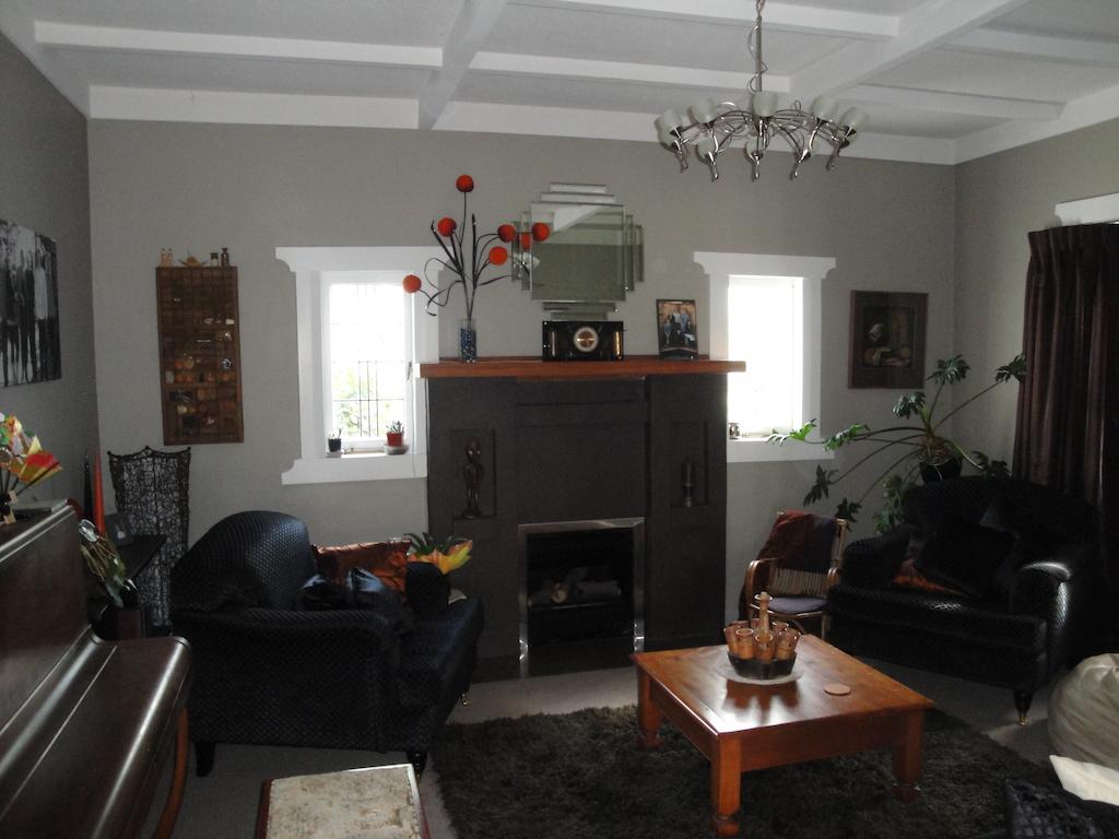 English Tudor House Хамилтън Екстериор снимка